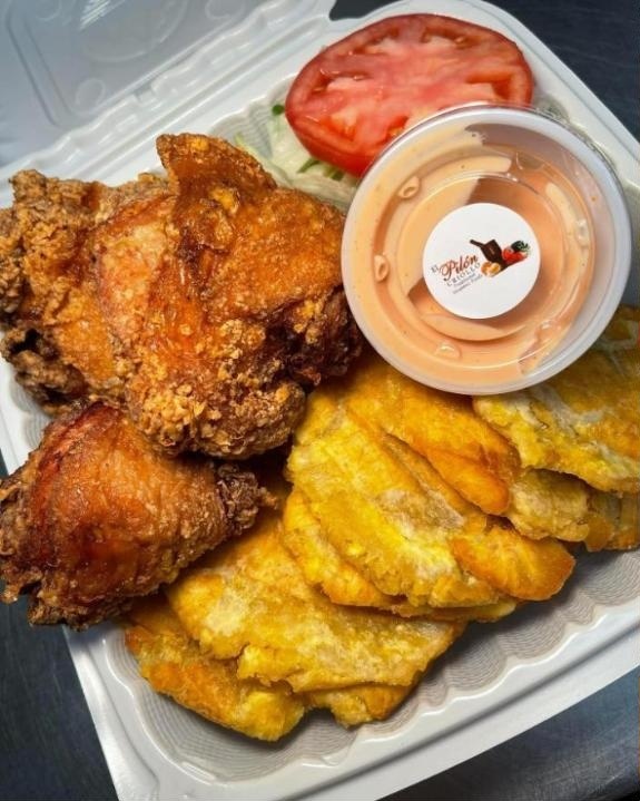 Borichino — fried chicken with golden tostones